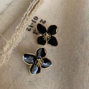 Black flower stud earrings N328
